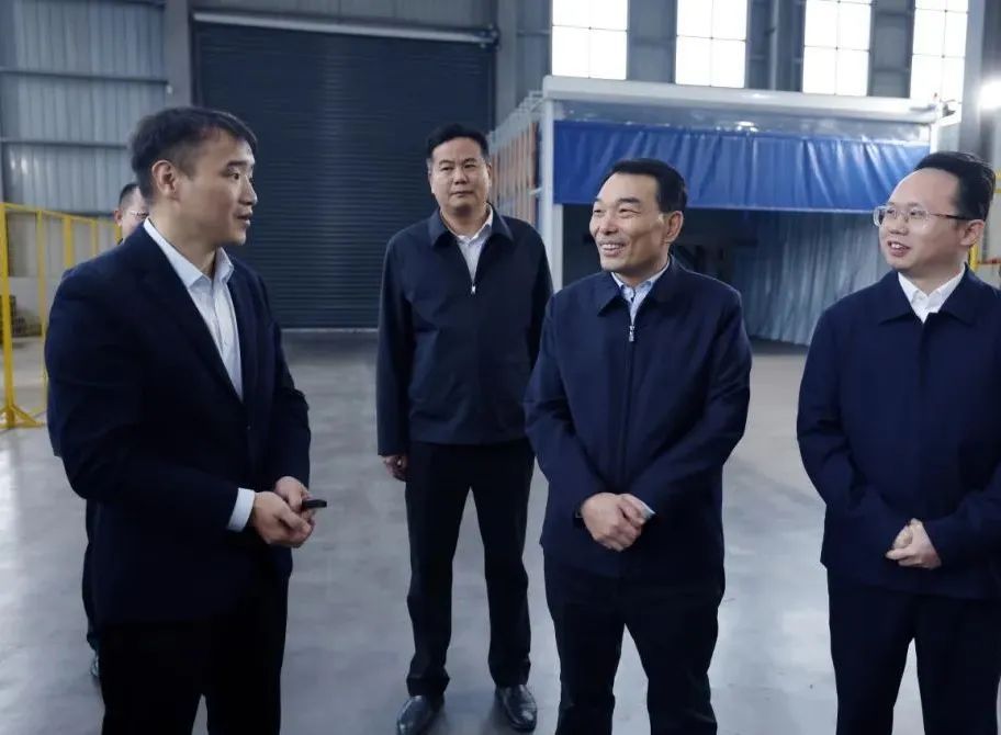 萍鄉(xiāng)市委副書記、市長熊運浪等一行領(lǐng)導蒞臨江西森拓智能裝備有限公司調(diào)研
